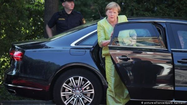 Фото:  Канцлер Германии Ангела Меркель ездит на бронированном Audi A8 L Security