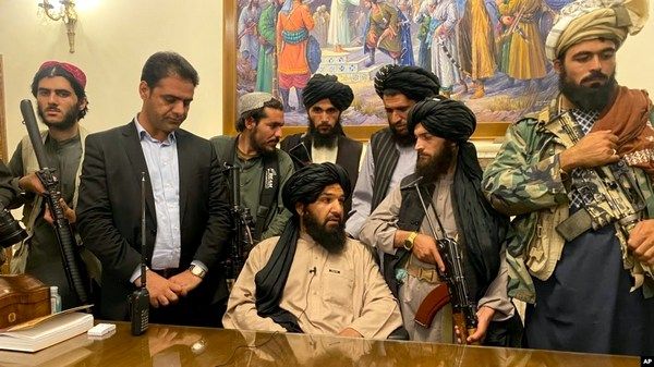 Фото:  Боевики "Талибана" в президентском дворце в Кабуле, 15 августа 2021 года