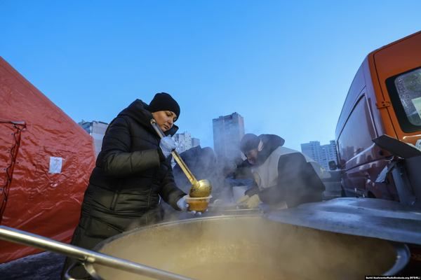 Фото:  Жителі Києва приходять по гарячу їжу з термосами та пластиковими ємностям