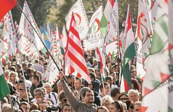 Фото:  Флаги перемен. Сторонники радикальной партии «Йоббик» празднуют годовщину