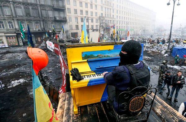Фото:  Піаніст Майдану