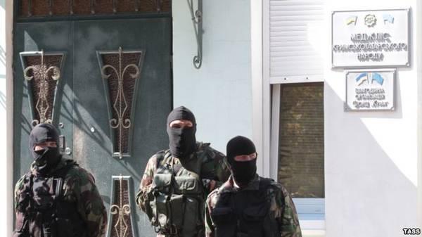 Фото:  Российские силовики у захваченного здания Меджлися крымских татар, Симфер
