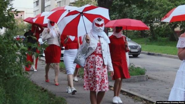 Фото:  Женщины с бело-красно-белыми зонтиками в Минске