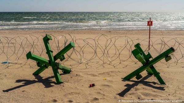 Фото:  Оборонні укріплення на одеському пляжі