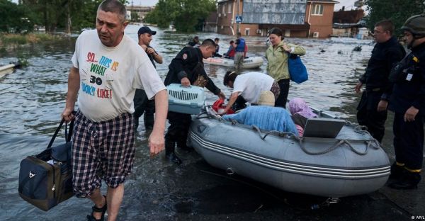Фото: AP/Libkos /  Евакуація населення на Херсонщині 