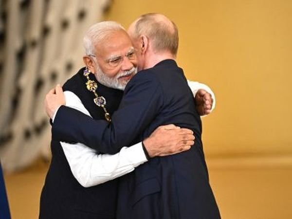 Фото: putin hugs indian prime minister modi