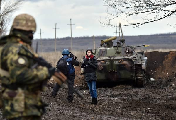 Фото:  Тележурналисты недалеко от Дебальцево. Фото: Сергей Супинский / AFP