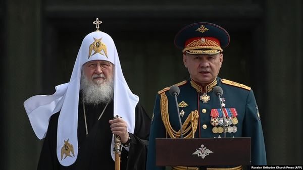 Патриарх Московский Кирилл и министр обороны России Сергей Шойгу в главном храме
