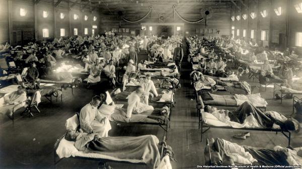 Фото:  Кровати с пациентами в лагере «Кэмп Фанстон» (США) в период пандемии грип