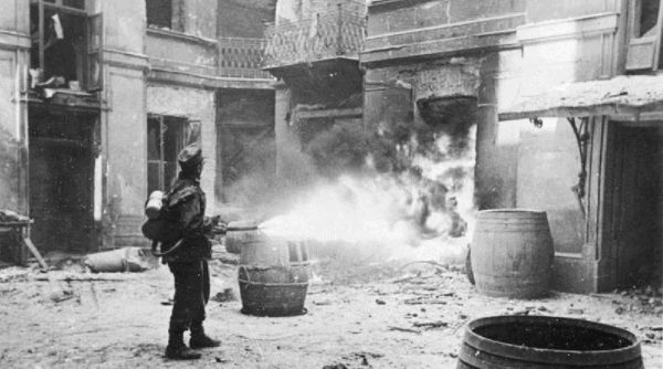 Німецький солдат спалює будинок у польській столиці після Варшавського повстання