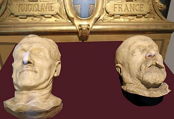 Фото:  Посмертные маски короля Александра и Луи Барту в историческом музее Марсе