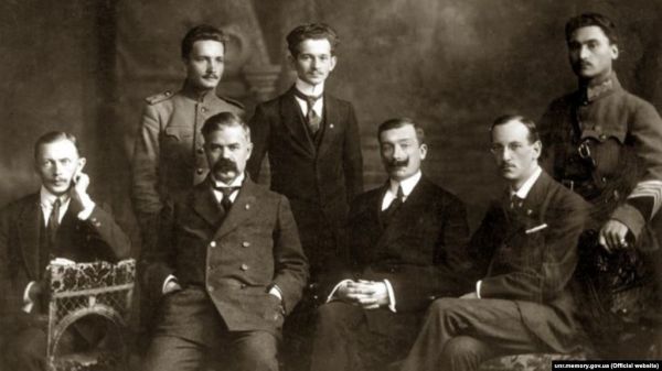 Фото:  Посольство УНР в Венгрии. Сидят (слева направо): второй - Никита Шаповал 