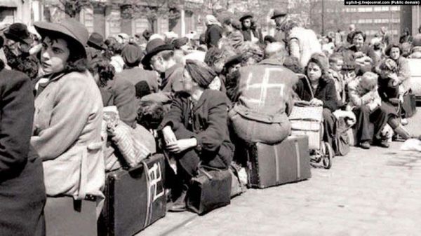 Фото:  Группа судетских немцев в ожидании отправки через границу в Германию, 194