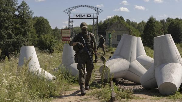 Фото:  Польський військовослужбовець патрулює територію навколо польсько-білорус