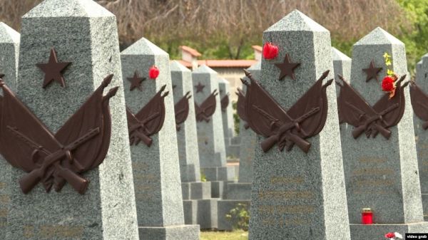 Фото:  Могилы красноармейцев на Ольшанском кладбище в Праге