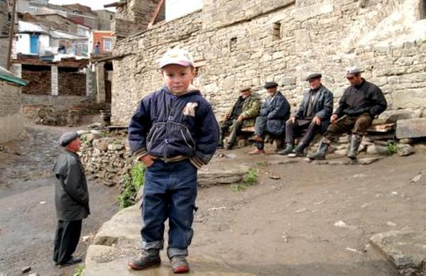 Фото:  Деды и внуки в горном селе, Дагестан. Фото CC-by-NC-2.0: Dagestan Mountai
