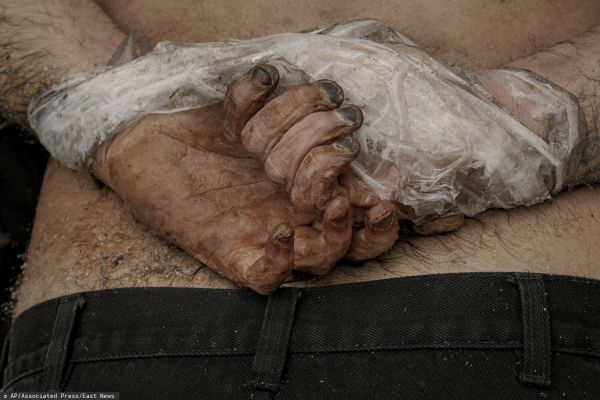 Тело мужчины со связанными за руками, лежащее на земле в Буче, оставленной росси