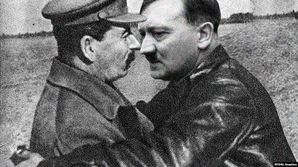 Фото:  Иосиф Сталин и Адольф Гитлер, объятия, коллаж