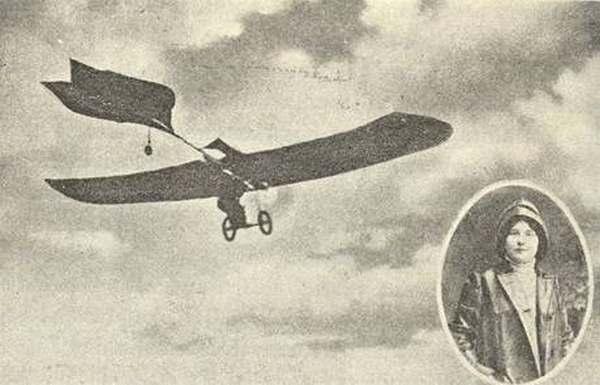 Фото:  Божена Лаглерова и один из самолётoв, на которых она летала.