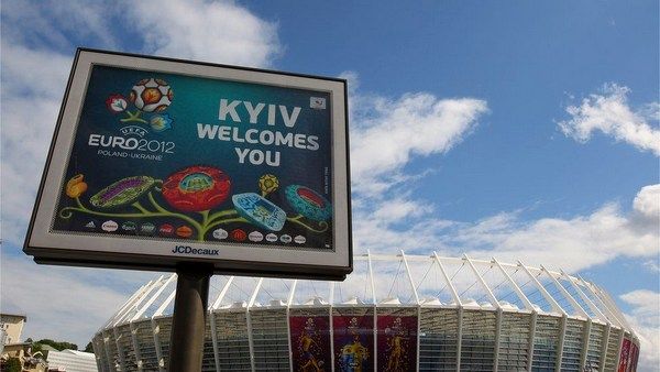 Фото:  Во время Евро-2012 УЕФА утвердил транслитерацию с украинского при написан