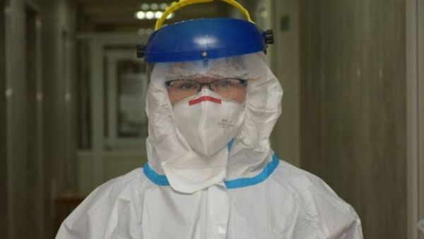 Фото:  Когда треть работников больницы уволилась, боясь коронавируса, интерн Але