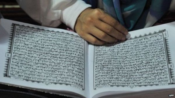 Фото:  Источник шариатского права - священная книга мусульман Коран. Фото: AFP