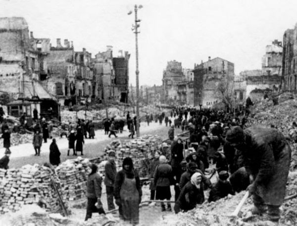 Фото:  UKRINFORM. Так розчищали завали на Хрещатику у 1944 після німецької окупа