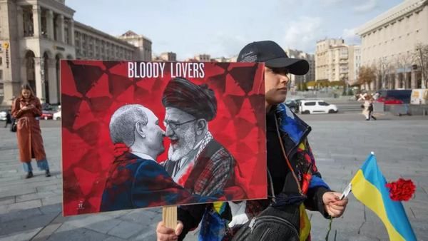 Фото:   GETTY IMAGES. Представник іранської діаспори в Україні протестує проти п