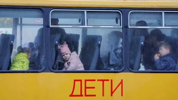 АВТОР ФОТО, ALEXANDER ERMOCHENKO REUTERS Автобус з дітьми, що прямував з окупова
