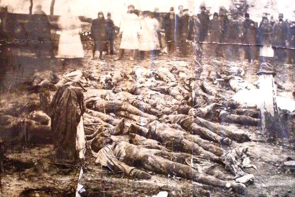 Фото:  Раскопки жертв белого террора в Харькове, 21 декабря 1919 года