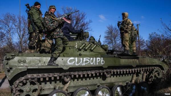 Фото:  Боевики ДНР на танке в селе Заиченко в 10 км от Мариуполя