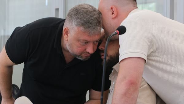 Народний депутат Олексій Кузнєцов (ліворуч) з адвокатами  Суспільне Новини/Олекс