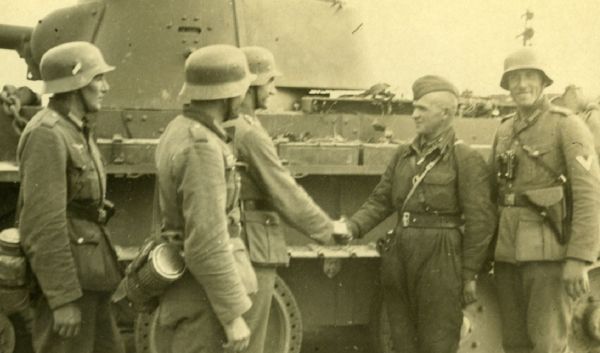 Фото:  Встреча союзников. Немецкие солдаты и советский танкист приветствуют друг