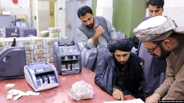 Фото:  Талибы пересчитывают валюту и запасы золота, доставшиеся им в Центтробанк
