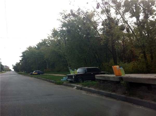 Фото:  бензин из «баклажек» как символ современной Украины