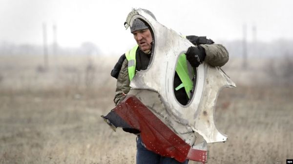 Фото:  Обломок "Боинга" на поле в районе села Грабово, Донецкая область Украины