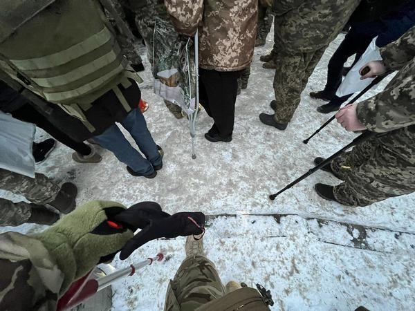 Фото:  Військові на милицях стоять у черзі взимку перед будівлею київської коміс