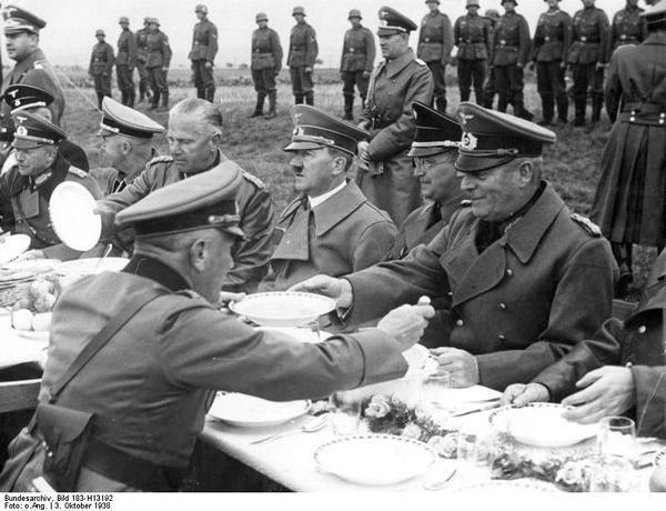 Фото:  1938 год. Гитлер на военном приеме. Фото: Бундесархив