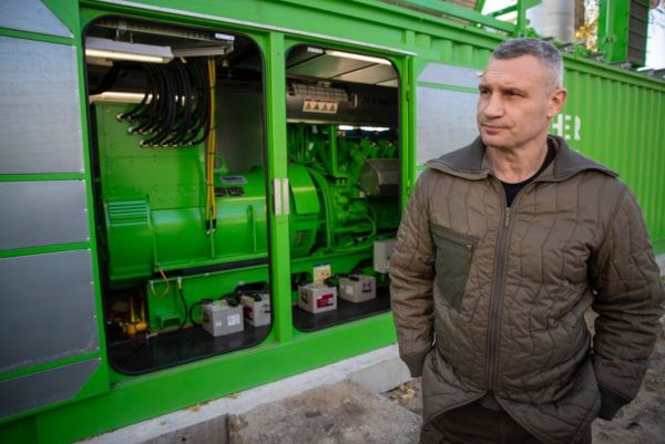 Мер Києва Віталій Кличко біля когенераційної установки. Фото з телеграм-каналу м