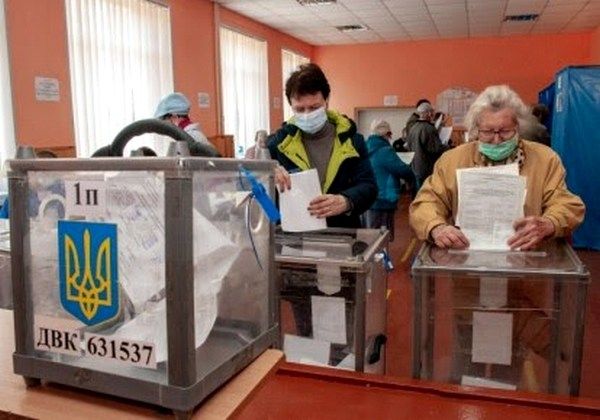 Фото:  Избиратели голосуют на местных выборах / УНИАН