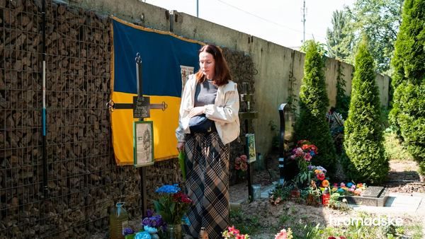 Вдова Ігоря Руля на кладовищі, де похований її чоловік Фото:Мєщерінов Михайло / 