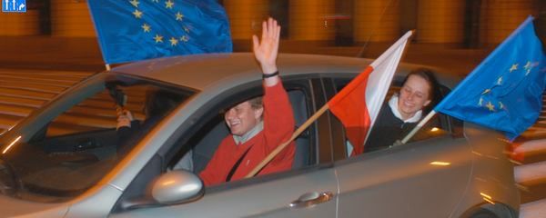 Фото:  Варшавʼяни святкують вступ Польщі до ЄС. Ніч на 1 травня 2004 року.  