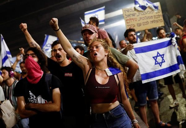 Протестувальники блокують шосе у Тель-Авіві. Фото:Corinna Kern / Reuters / Forum