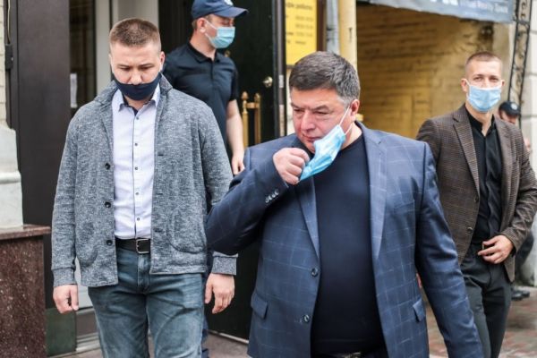 Глава КС Александр Тупицкий возле Подольского райсуда Киева 28 мая 2021 года. Фо