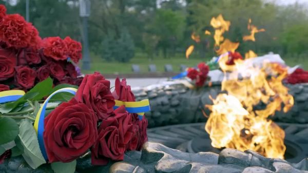 Фото:  Квіти біля "Вічного вогню" в Одесі. 8 травня 2023 © RFI / Дмитро Долматов