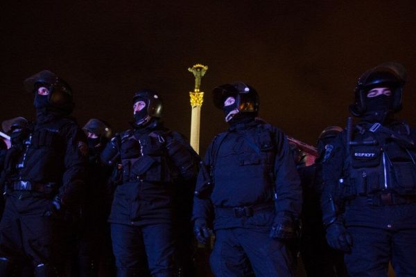   Беркут на Майдане. Фото: Евгений Фельдман, Ґрати