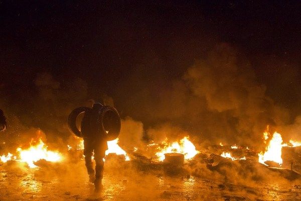 Фото:  Столкновения между протестующими и силовиками на улице Грушевского  
