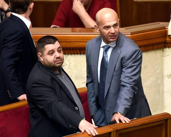 Фото:  Александр Грановский (на фото слева) и Игорь Кононенко сидят в парламенте