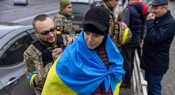 Фото:  Український військовий дає автограф місцевому мешканцю Херсона в день зві