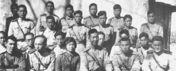 Фото:  Капитан Красной армии Ким Ир Сен — в первом ряду второй справа – во время